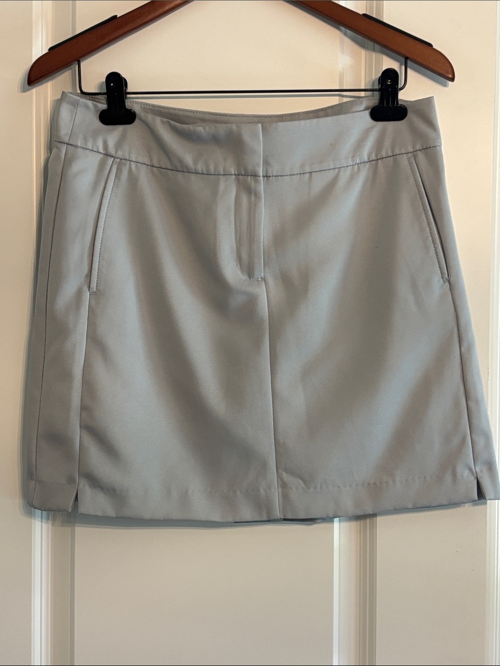 Izod Women’s Light Gray Golf Athleisure Skort. Size 6